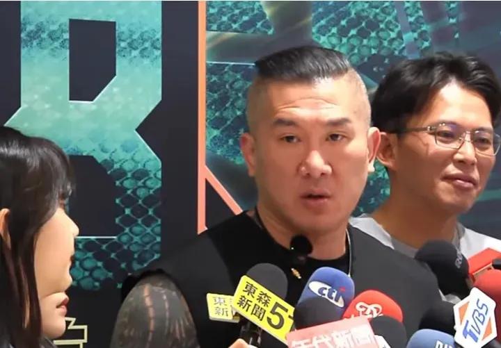 馆长是真男人。最近馆长在被民进党和绿营媒体全面追杀，今天被媒体采访，馆长说，你