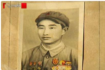 1943年，日军空袭时，18岁战士宋岭春仰面躲在草丛里，看飞行员探头出来，当敌机
