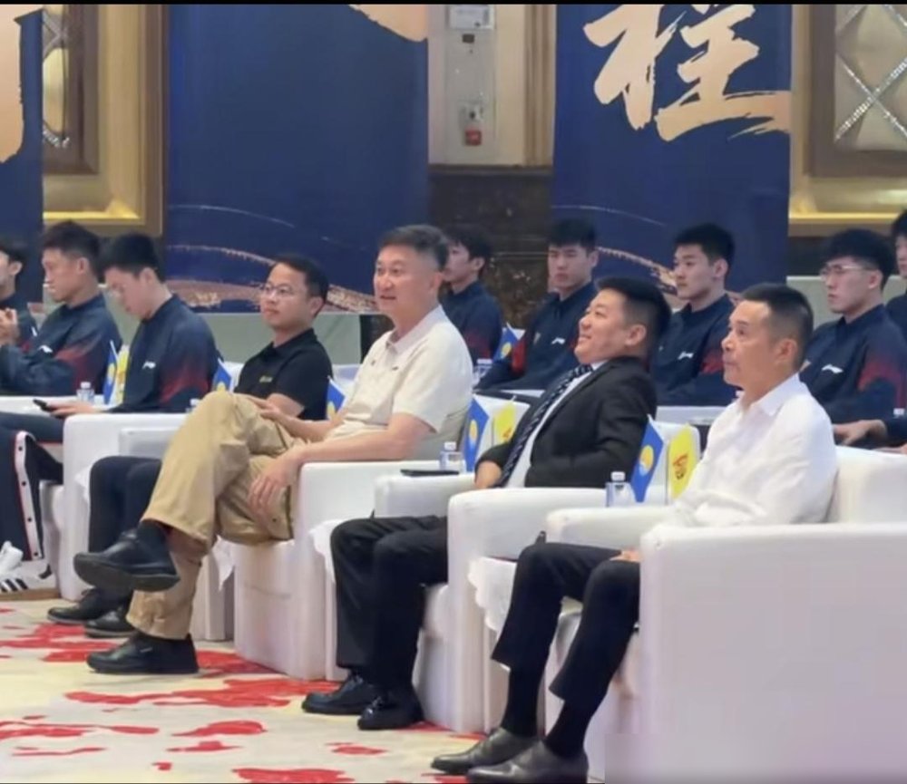 都在传杜锋朱芳雨被清洗了，结果俩人直接穿着便装坐上了出征仪式的主桌。10月12号宏远酒店，杜锋是总教