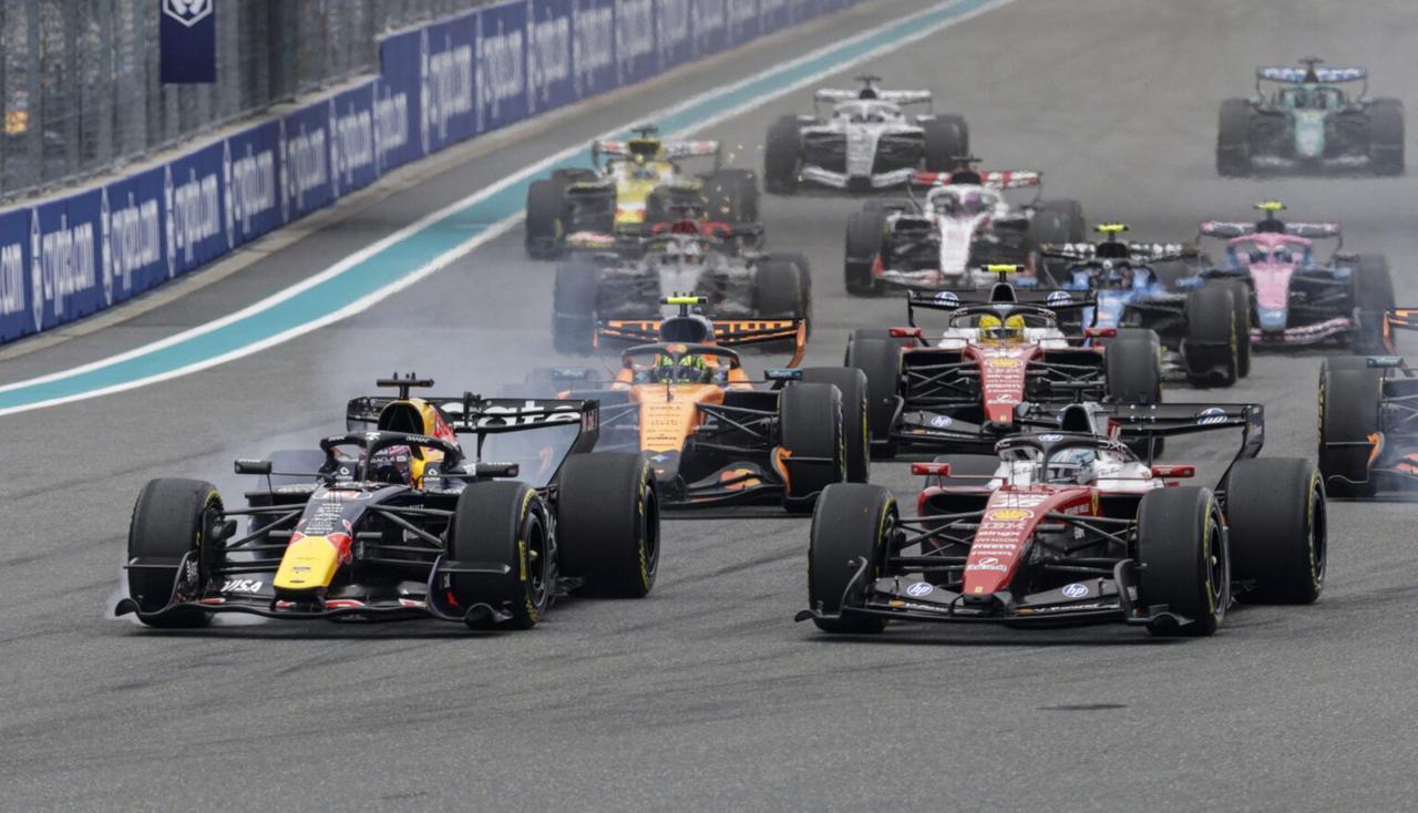F1迈阿密站——勒克莱尔最后一圈噩梦：法拉利车手勒克莱尔在最后一圈3号弯失控撞