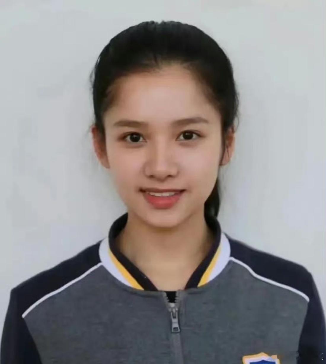 张婧仪高中已经有星味儿了张婧仪从小美到大[大笑]请期待接下来的米兰伦敦行吧[哇