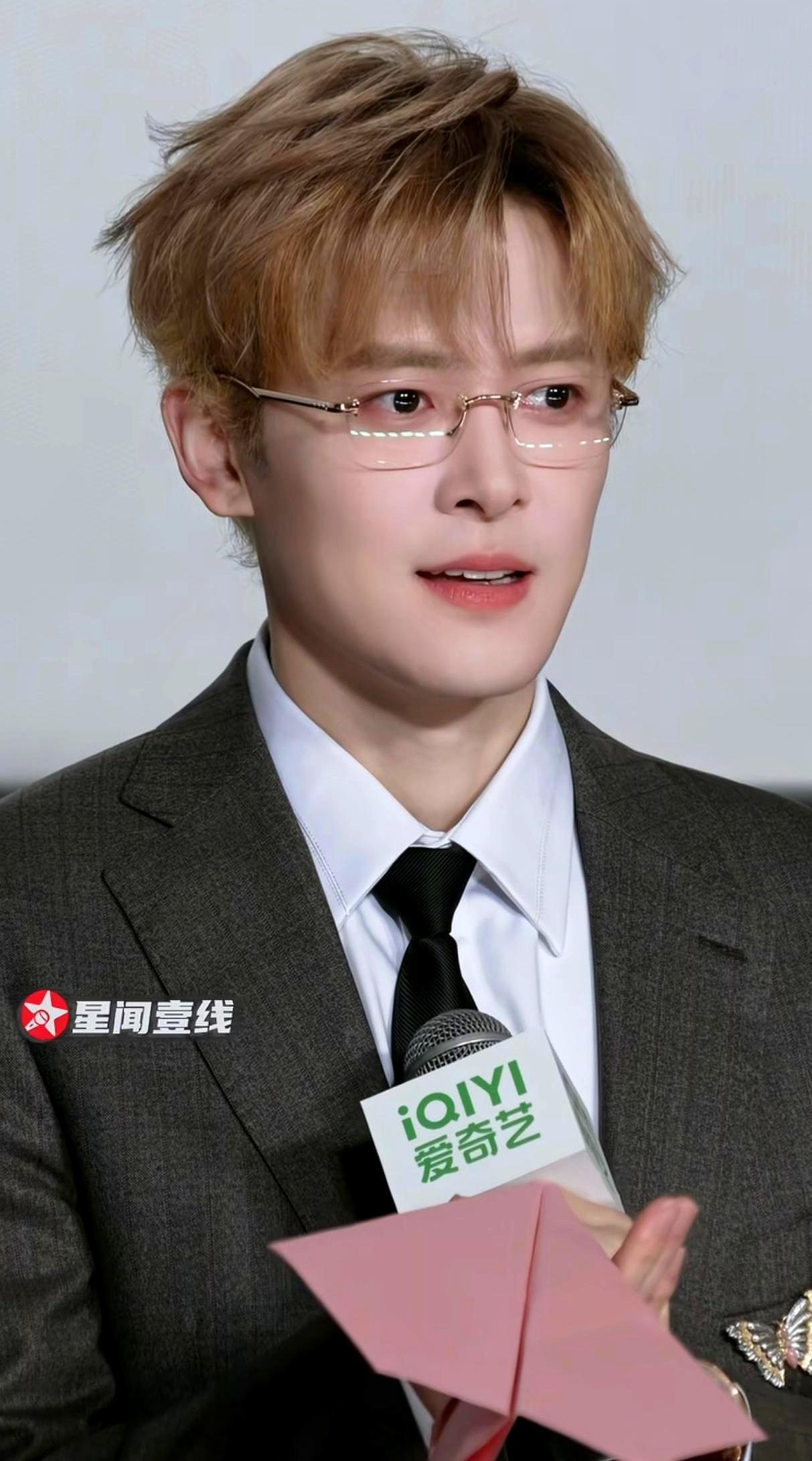 翻到付辛博的履历时，才明白什么叫一口气熬出来。陕西西安人，非科班，最早是在西安