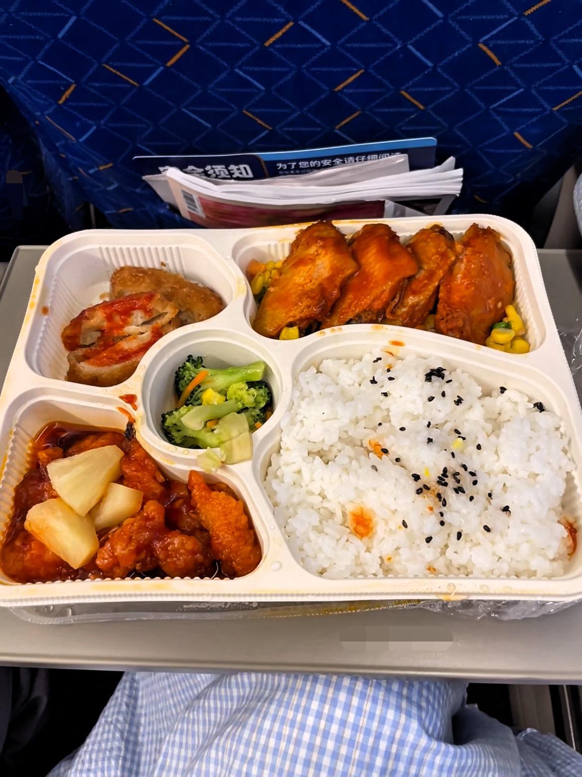 刚刚点的，此刻嘴在滴口水心头在滴血[哭哭]大家说这份盒饭80元贵吗？.