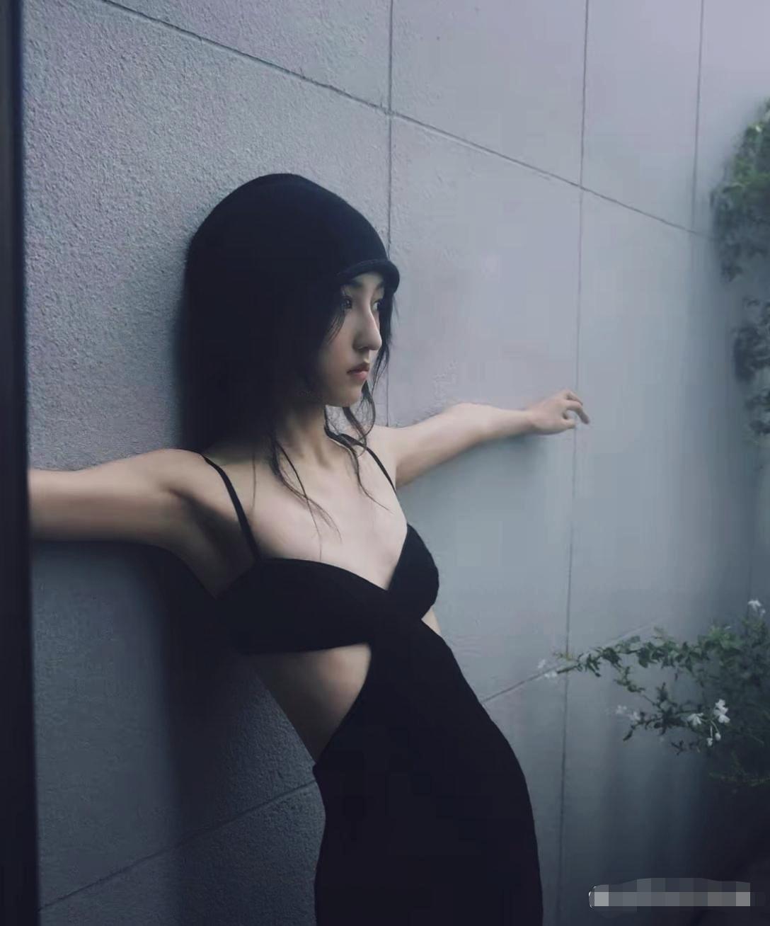 张子枫瘦成纸片人了！