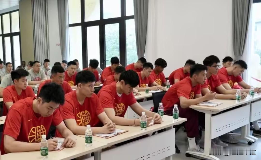 郭士强给新组建的国家队成员上课，新组建的这支国家队成员将敢打敢拼的年轻球员提拔上