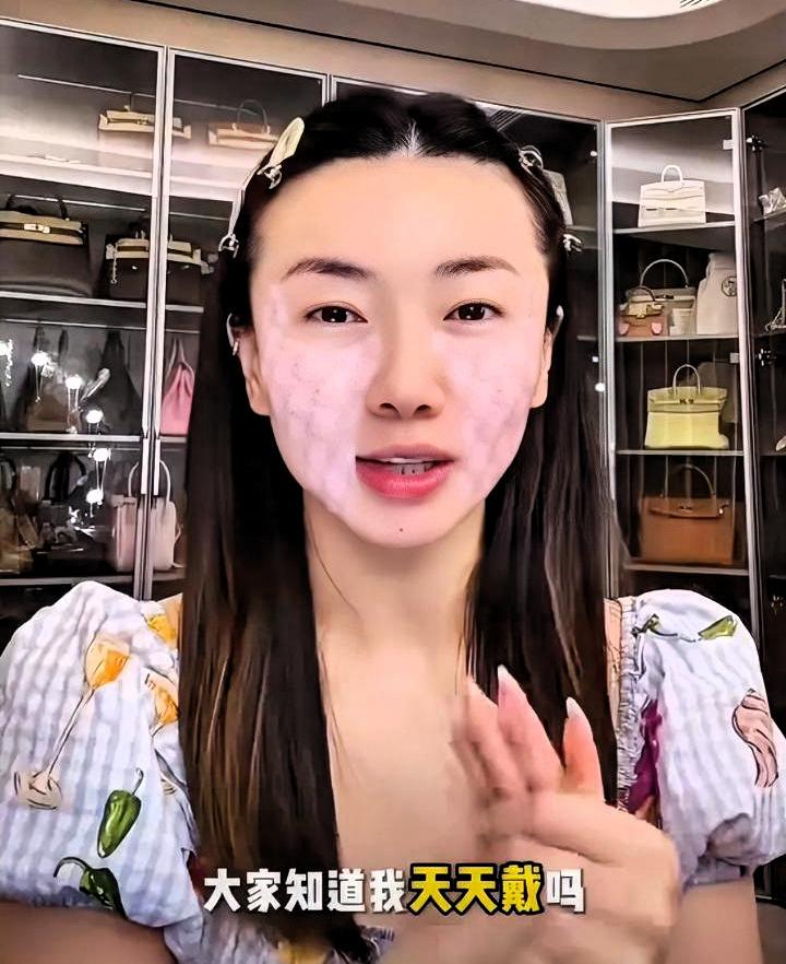 就一枚戒指没戴，程晓玥被逼到承诺“取回来证明自己没离婚”。程晓玥被弹幕审到心