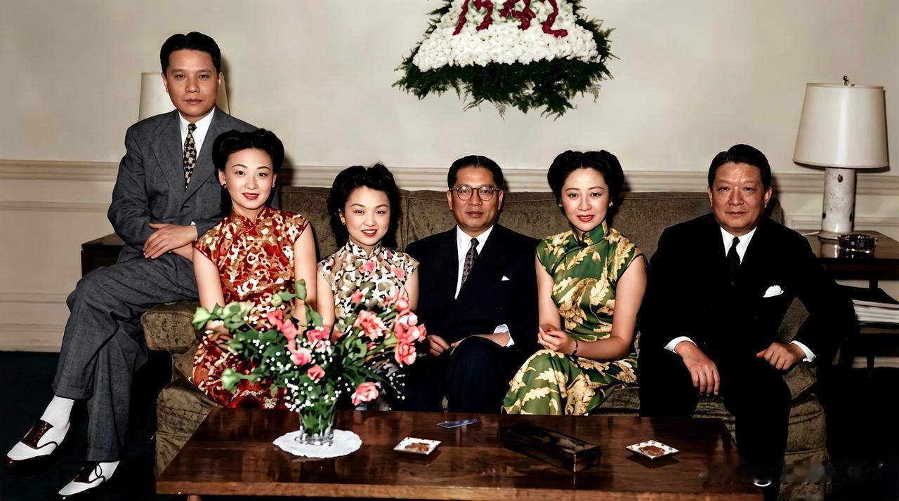 一九四二年圣诞节，宋氏三兄弟宋子文、宋子良、宋子安携他们的三位美貌夫人坐在沙发的