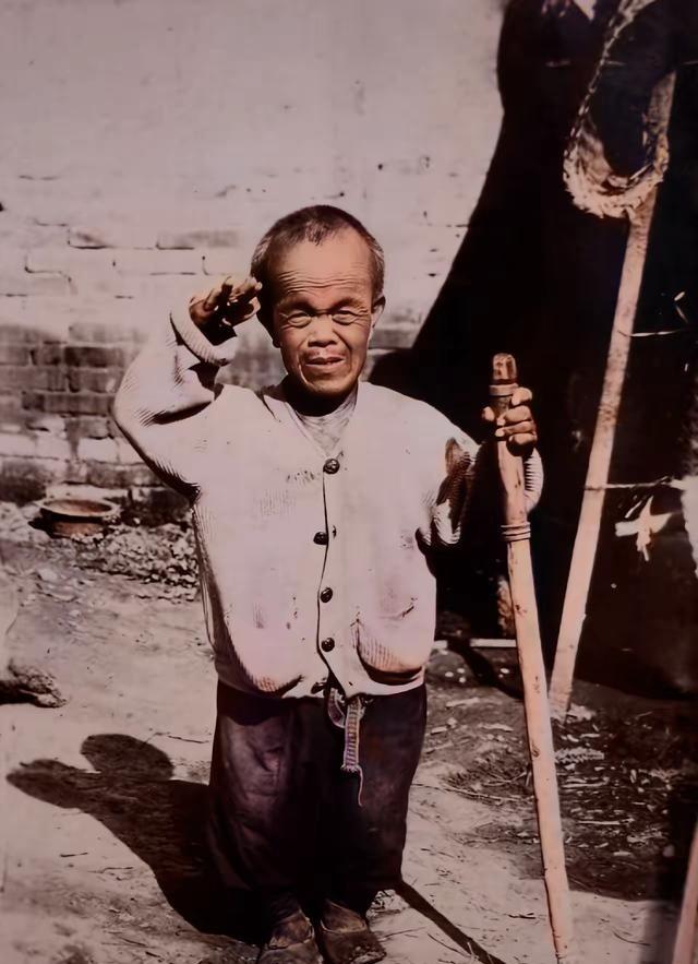 1939年，山东。一名身材矮小的男子，正在低头干活，几个日军从旁边经过。突然，一