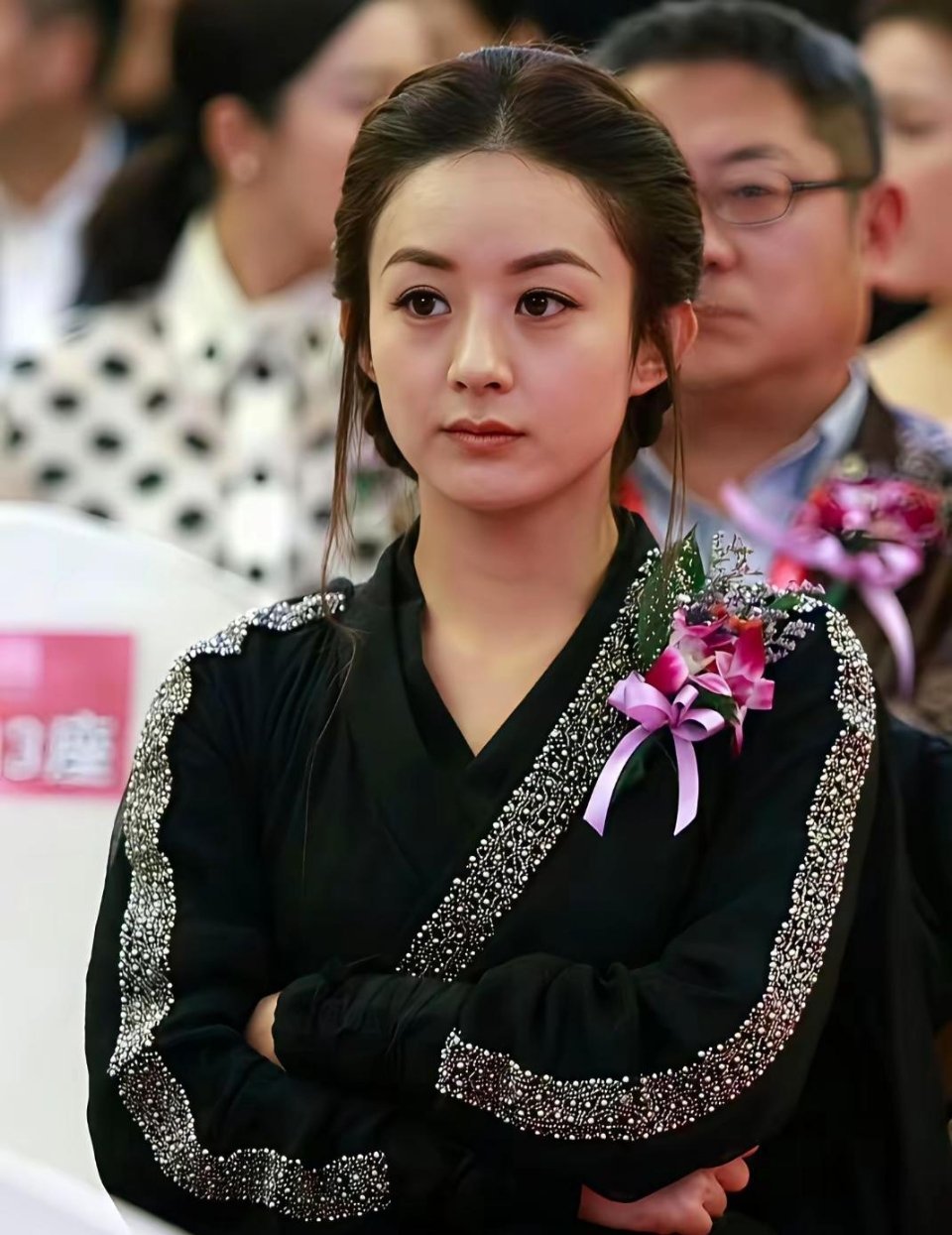记得当年赵丽颖因为穿了这身衣服去领奖被群嘲！其她女星都穿着漂亮的高定礼服，就小赵