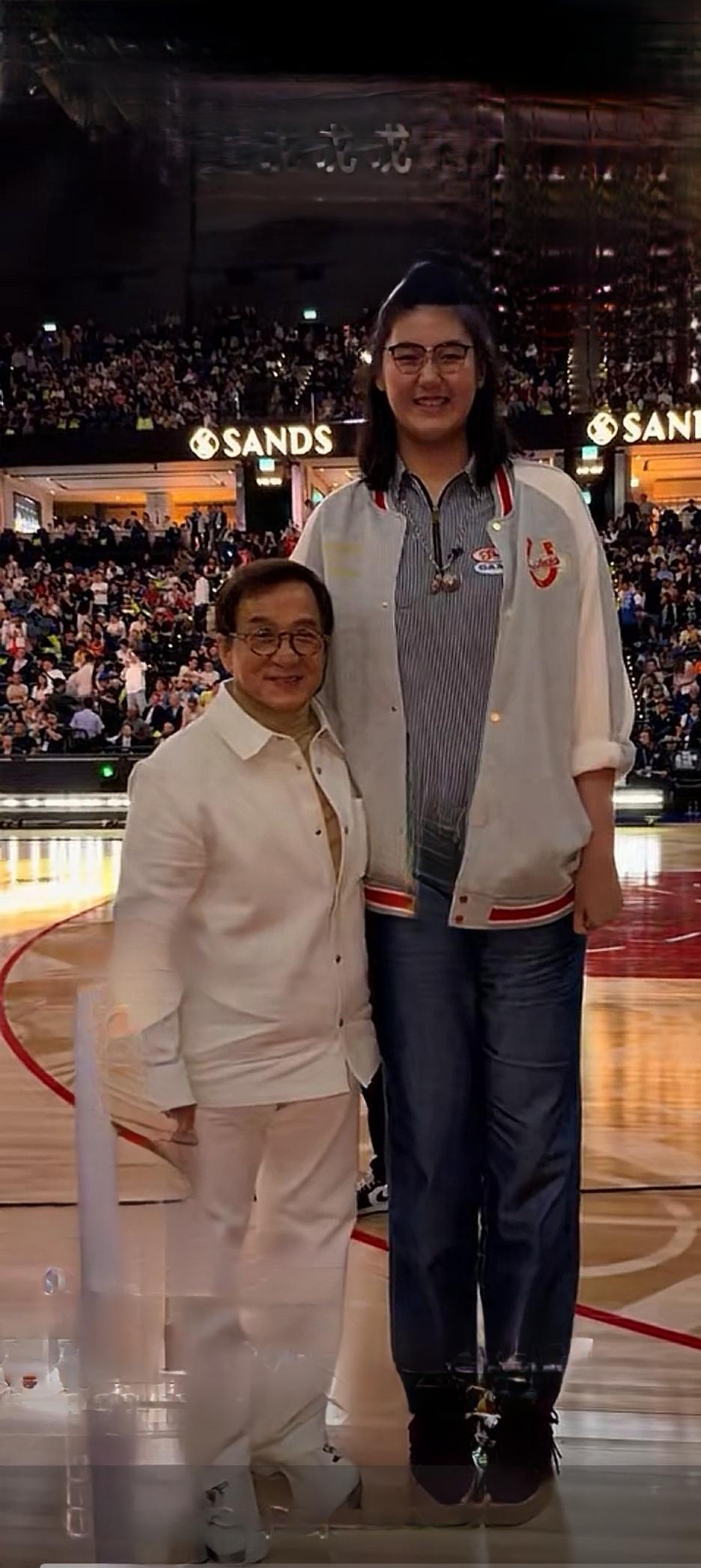 成龙成了小不点儿