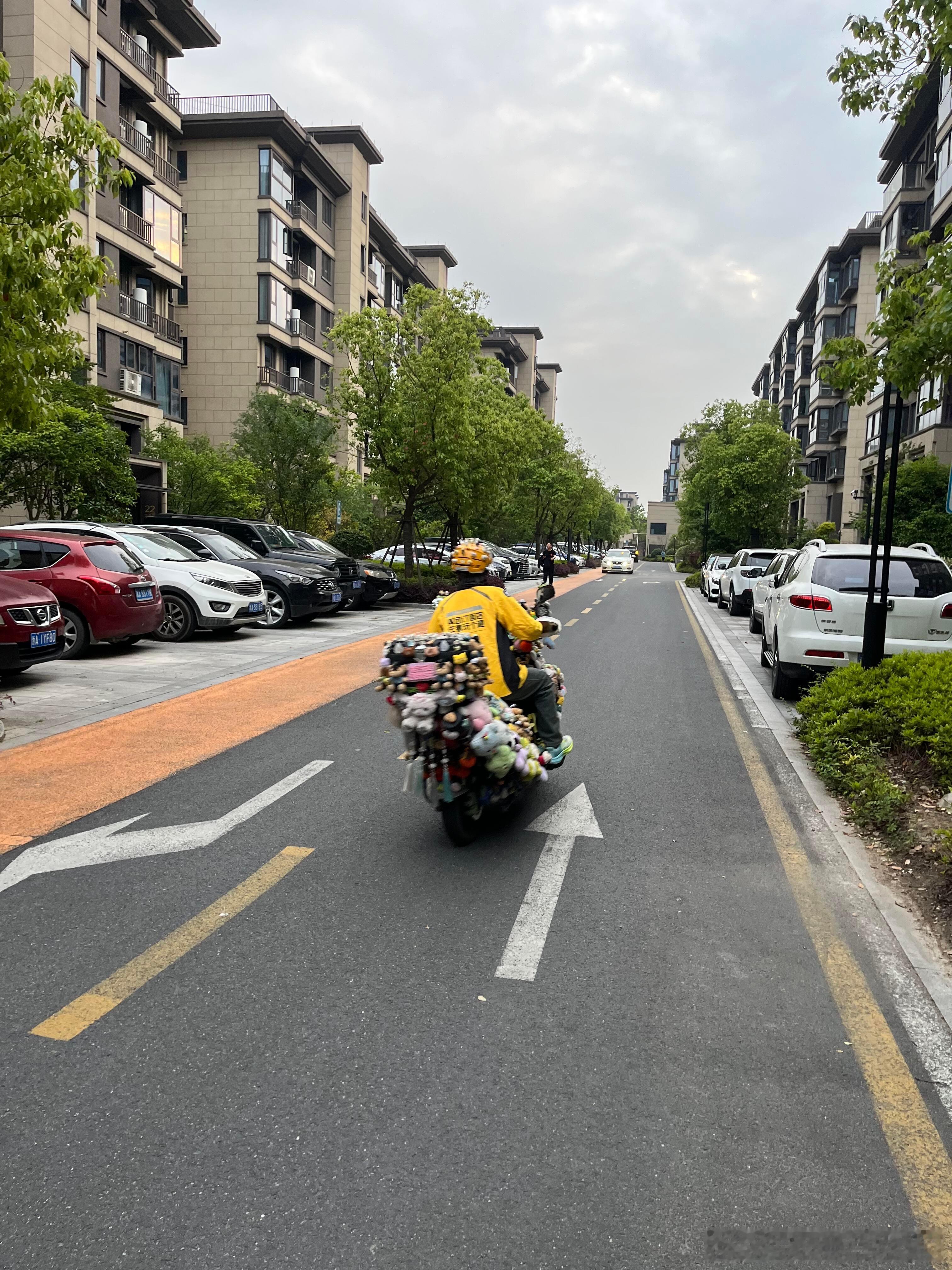 这个外卖小哥有亿点点可爱，应该是销冠吧