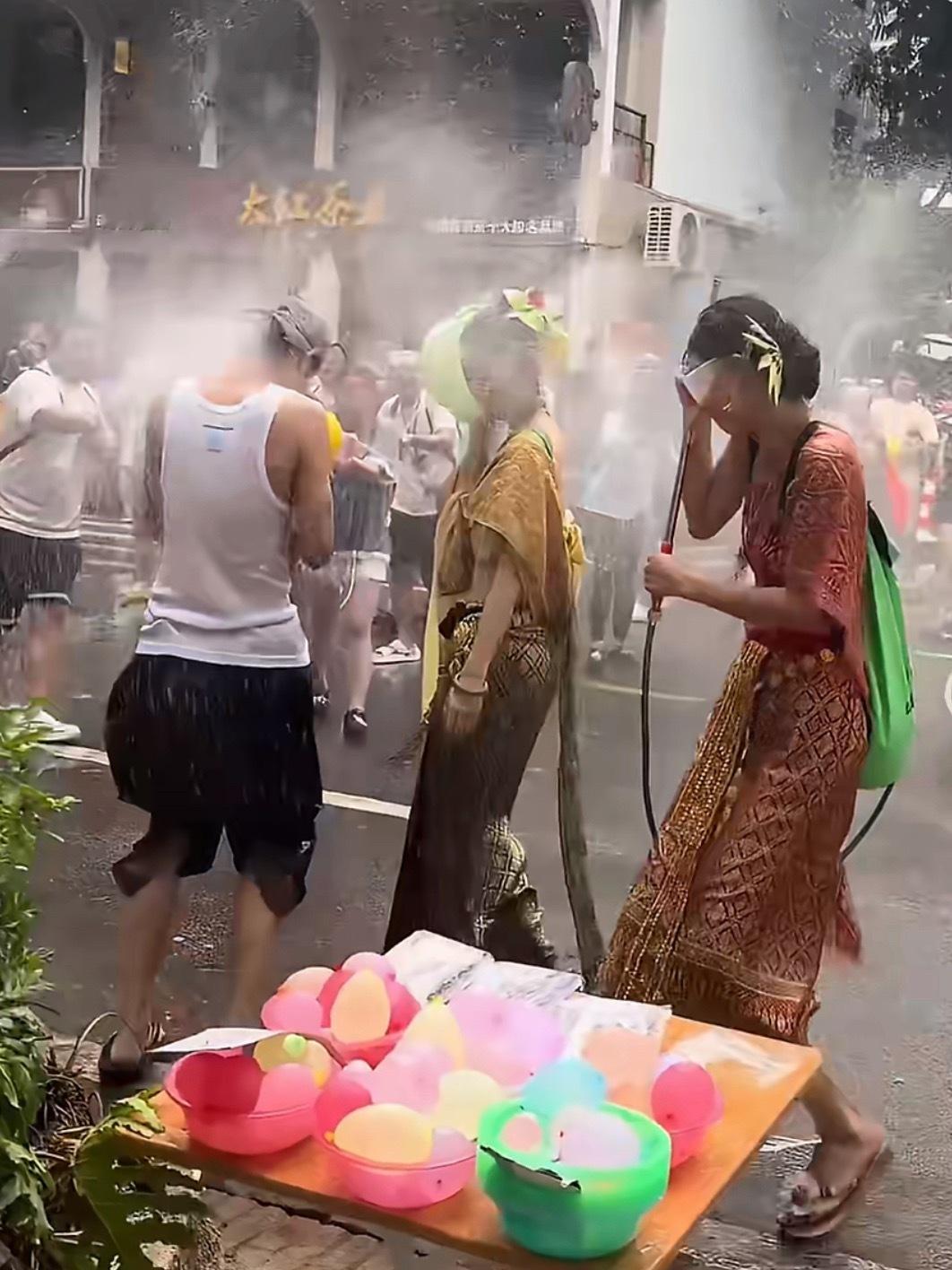 泼水节暴力泼水玩归玩闹归闹节日再怎么热闹，也不能玩车里喷水啊这下好了，又玩脱我记