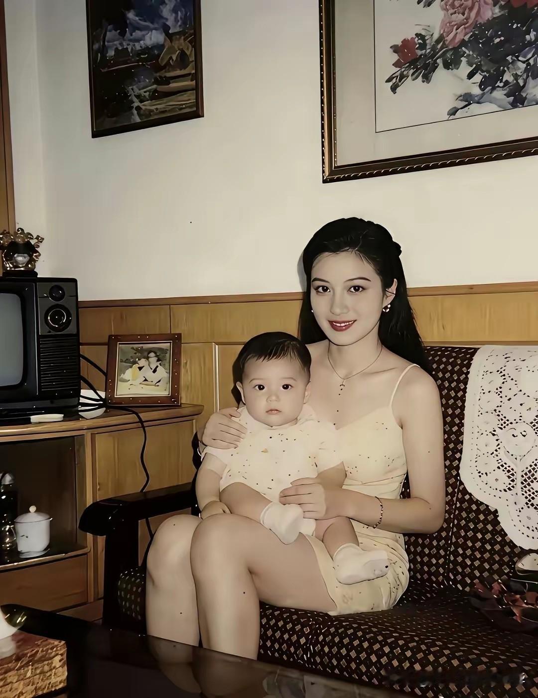 这是我老婆以前在家带娃的样子，那个时候家里穷，电视是黑白的，写子台也是买的别人不