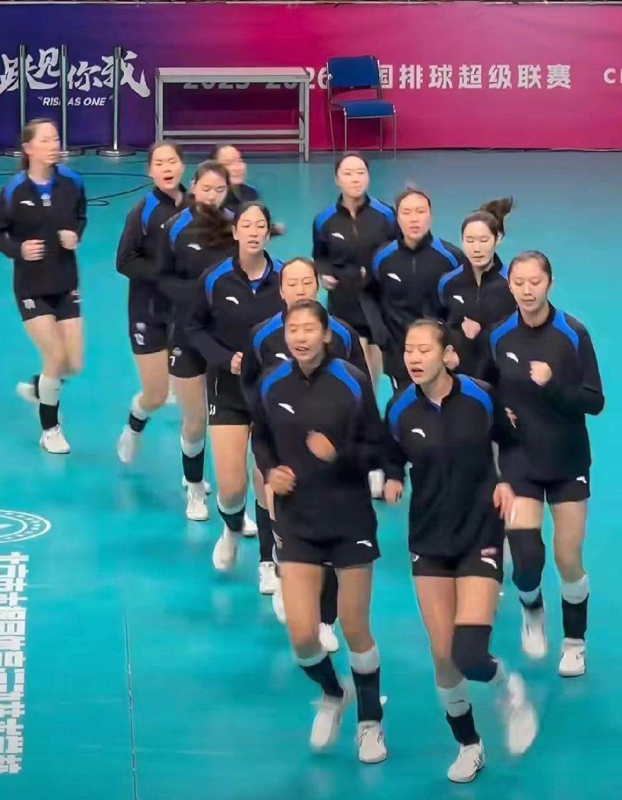 上海女排和江苏女排今天适应卢湾体育馆训练！明天晚上七点冠亚军决赛次回合比赛正式打