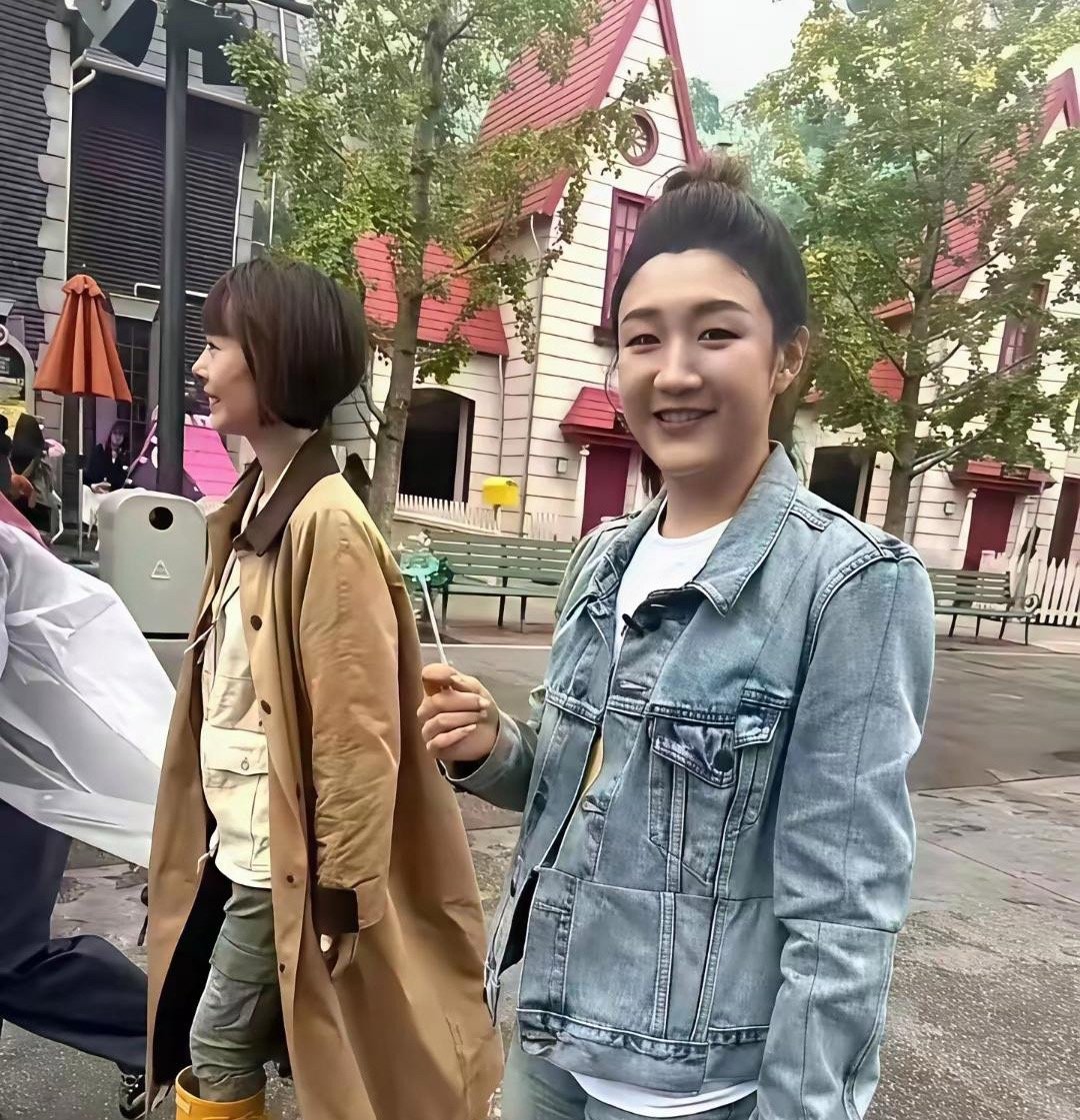 看到陈梦这张照片，我还是有点绷不住笑了这不会是自己化的妆吧？怎么妆容这么奇怪呀？