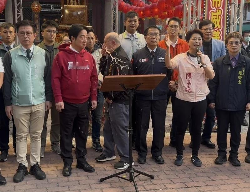 大年初二就遭报应！赖清德拜神，当场被喷一身！赖清德大年初二拜庙求福，转