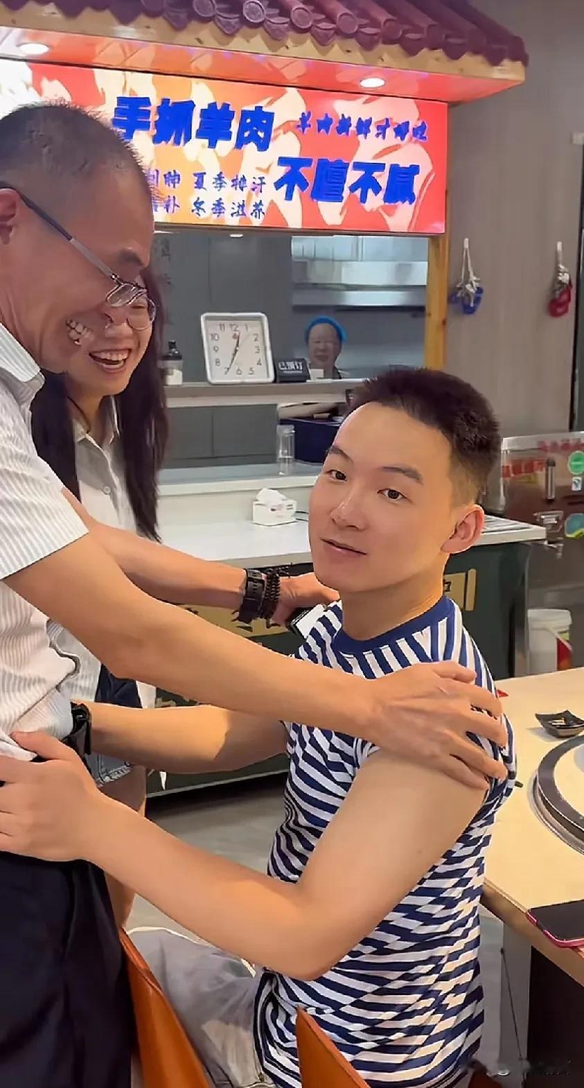 谢浩男爸爸和妹妹的突然闪现，让他措手不及！老谢“买通”了谢浩男的舍友，舍友称