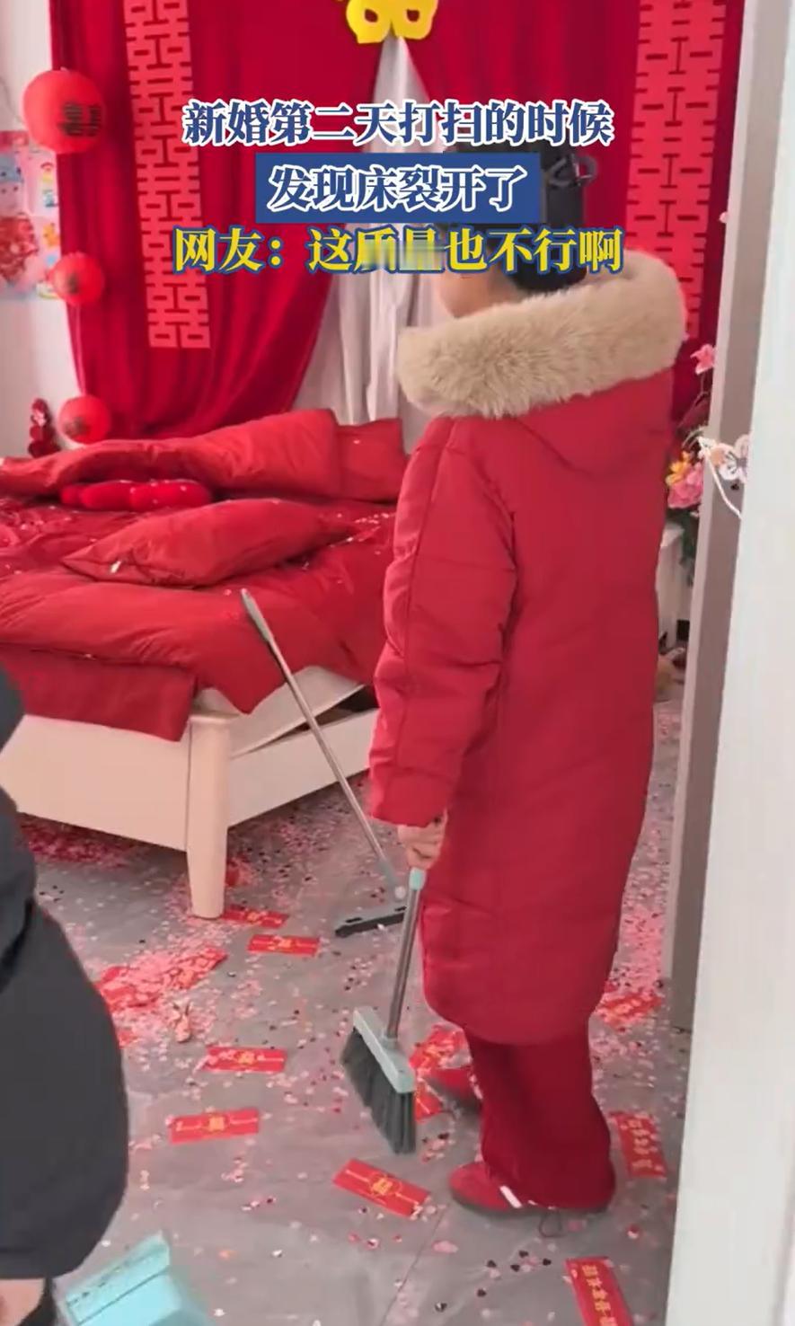 太尴尬了！一对新人结婚，兴高采烈地度过了婚礼的每个瞬间，结果婚后第二天早上刚打扫