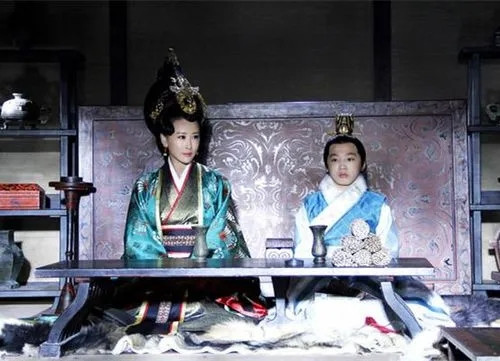 春秋时期，楚国太子建迎娶秦国宗室女孟嬴，大婚之夜，孟嬴又羞又喜，盼着年轻英俊的太