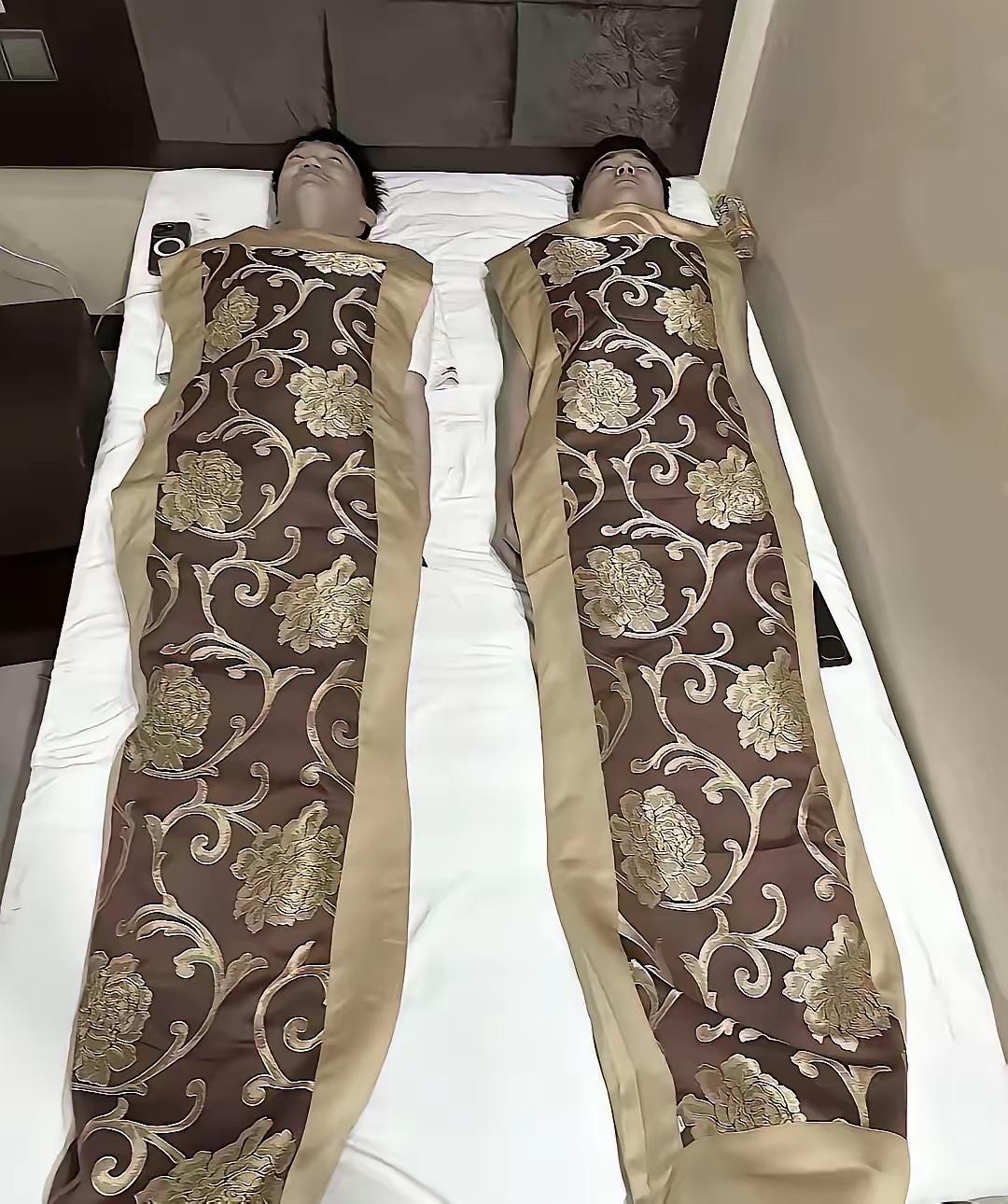 两位顾客投诉酒店的被子太薄，一晚上睡感冒了大堂经理百思不得其解，“被子不薄呀