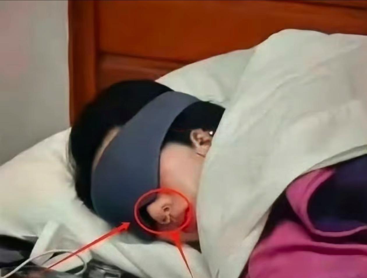 是不是所有的漂亮，都是有代价的？金晨为保持良好形象，连睡觉时鼻子和嘴巴都带着保持