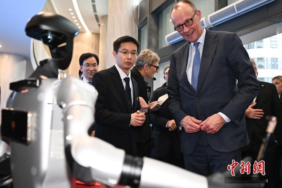 话说德国总理默茨前往杭州宇树科技公司参观机器人之前，心里一直犯嘀咕，那些在央视春