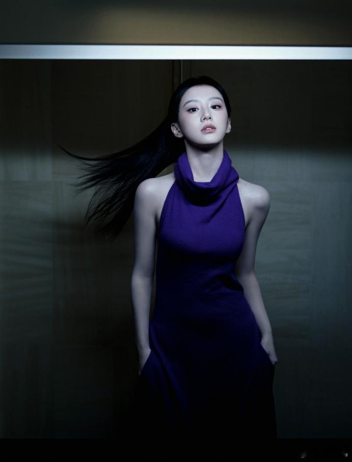 包上恩这背不拔罐可惜了刷到瞬间眼前一亮！包上恩大露背状态封神，好看线条藏不住亮