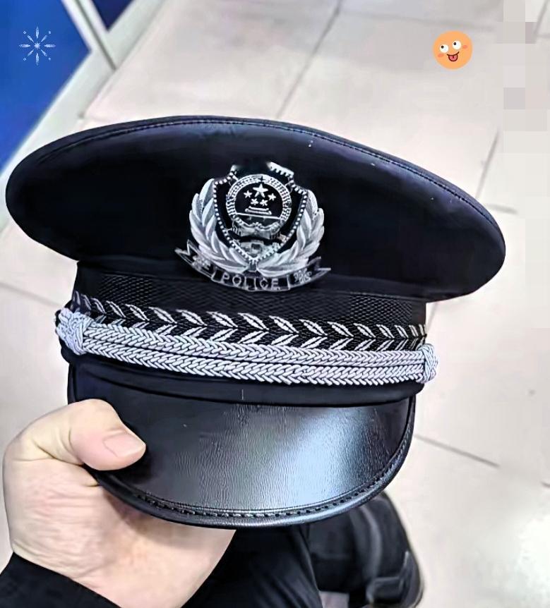 要我说，体制内还是有能人啊，这波换警服的操作挺有意思，逐年逐季换旧，体现