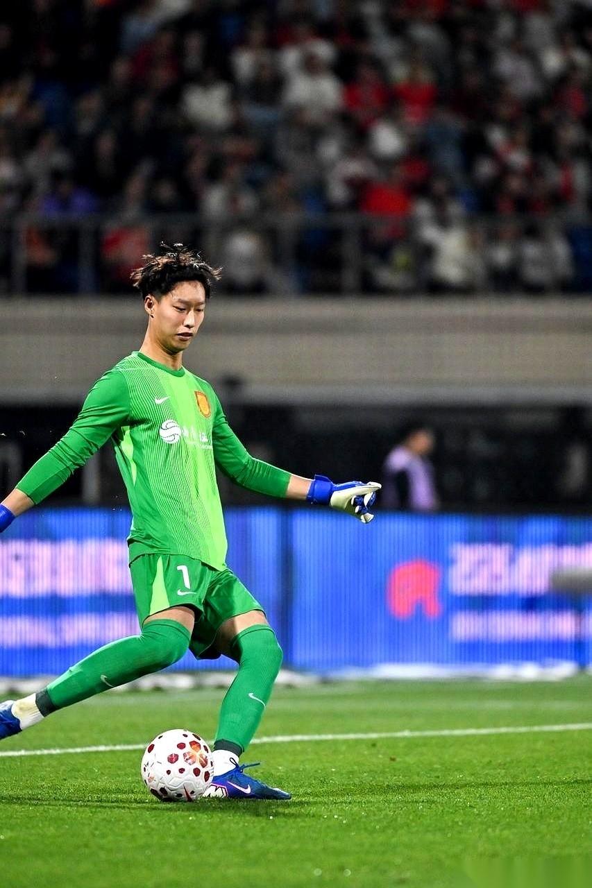 19岁，重庆铜梁龙的姚浩洋，已经成了职业联赛门线上最让前锋头疼的身影。当同龄人