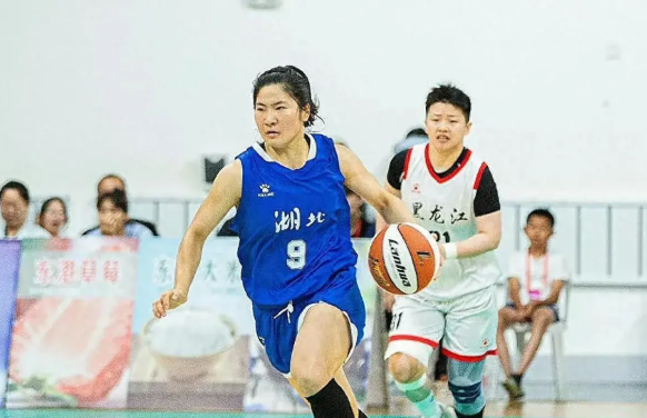 湖北女篮虽然74:100不敌强大的四川女篮，但是湖北有个球员的名字不得不提，她就