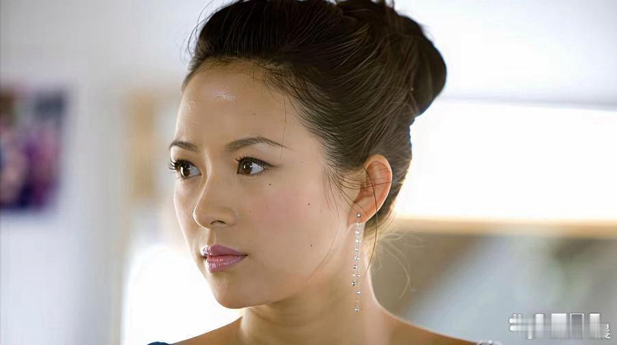 章子怡优雅气质浑然天成，眉眼神韵清丽如画，绝美风采直击人心。