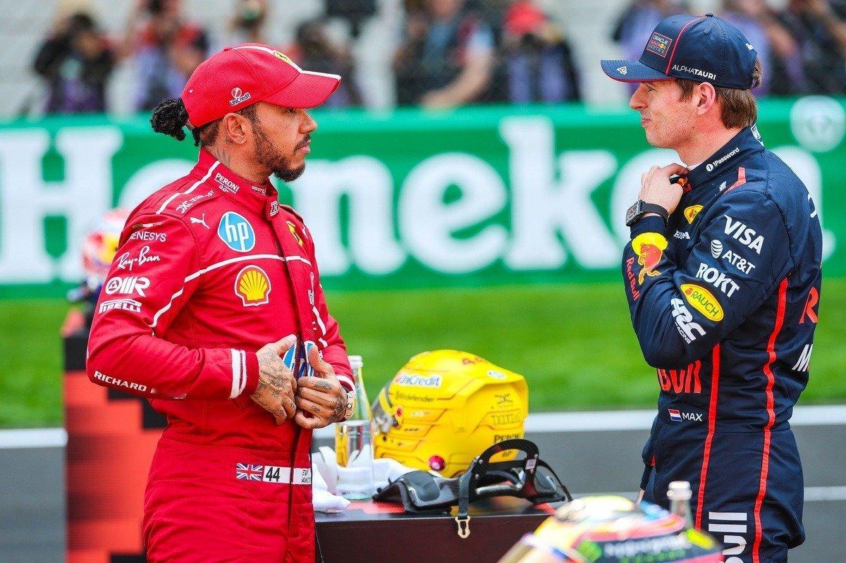 #汉密尔顿##F1##汉密尔顿#汉密尔顿被追问谈维斯塔潘与红牛车队续约。汉密尔顿：“我还没怎么考虑过