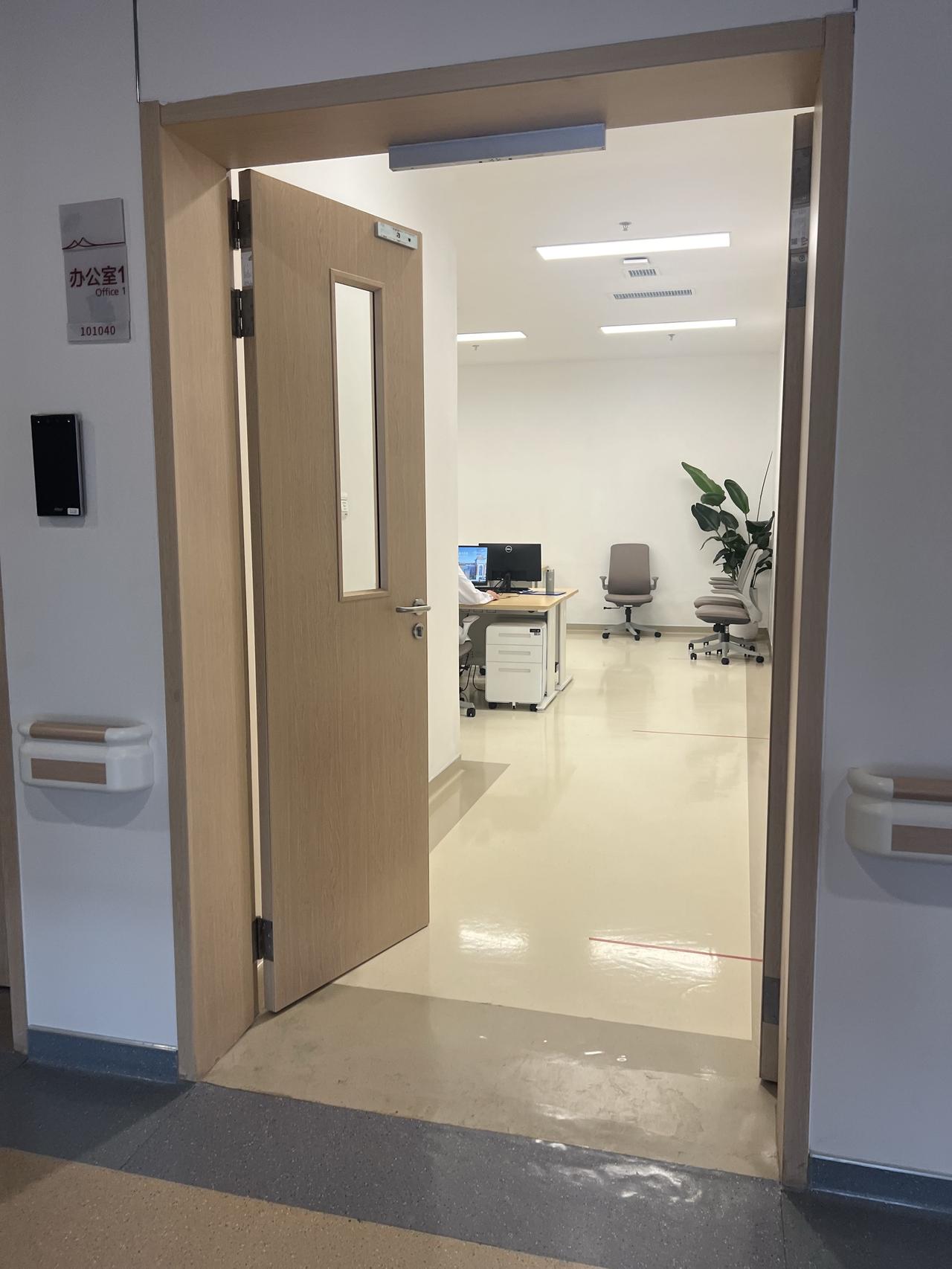 这是我做的手术医院厦门华西医院，医院风景如画，树叶常青。