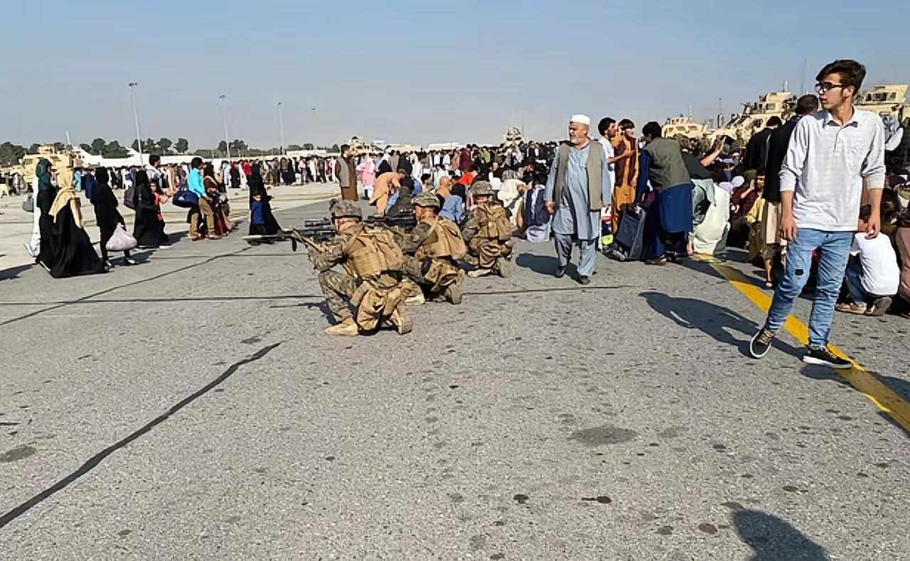 ​美国白宫上演了惊人的一幕，这时候验证了特朗普所说的一切都是对的。在白宫外围，突