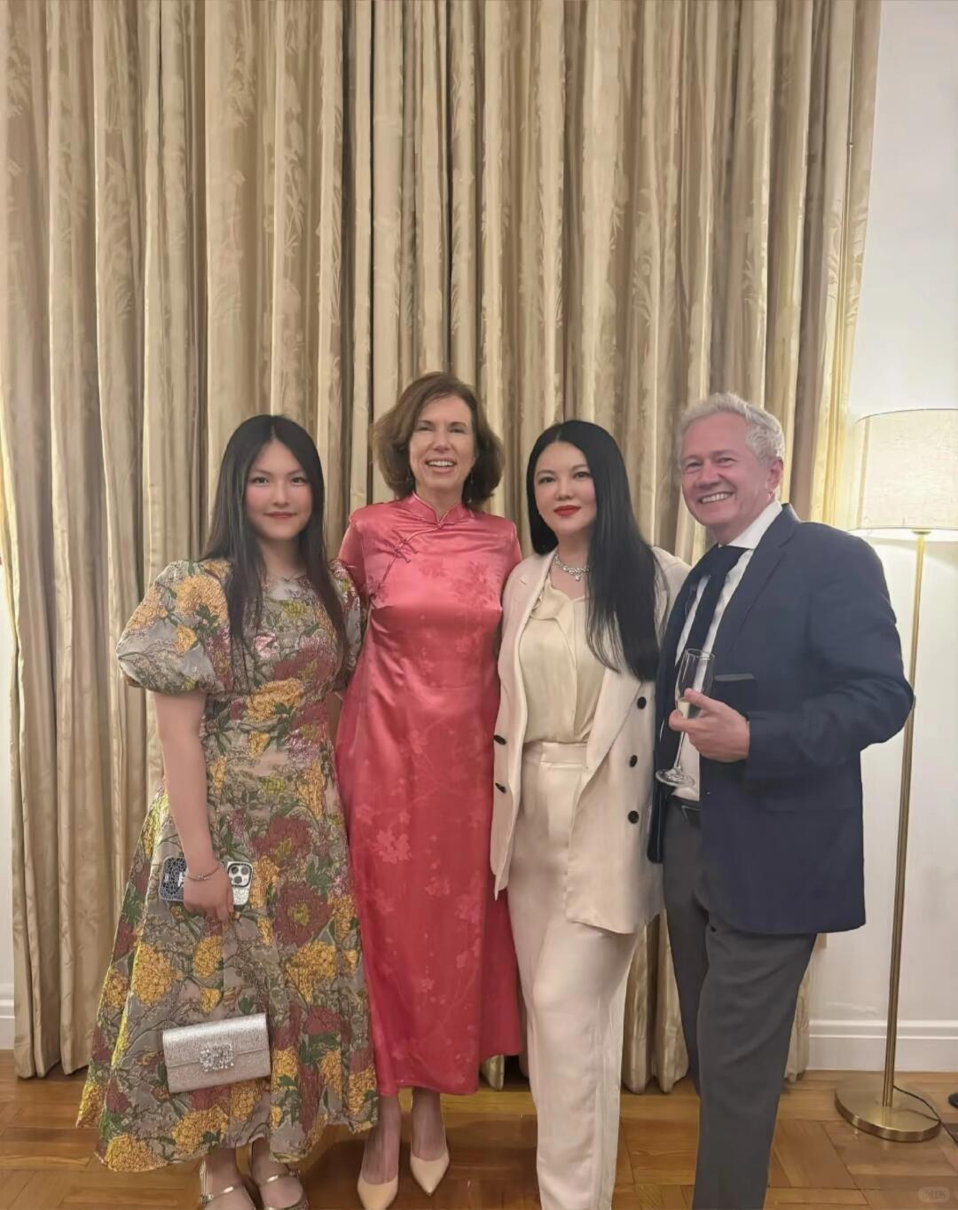 王诗龄这条裙子有点失败，颜色有点老，和这个年纪根本不搭，显得好像中年人一样。