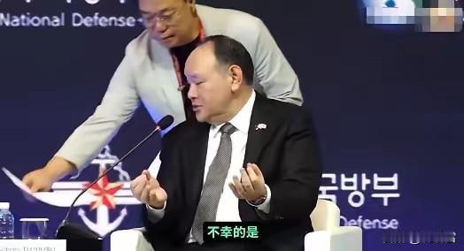 糗大了，特奥多罗在吹牛逼时收到了一张纸条，一开始他估计以为是韩方给他送表扬信或者