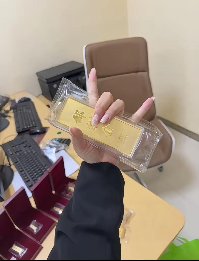今天的金价，看得我血压直接升高了，昨天还是883一克，今天直接跌到了871