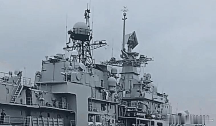 完成改装的956EM导弹驱逐舰，原装的俄制“卡什坦”弹炮合一系统被国产1130近