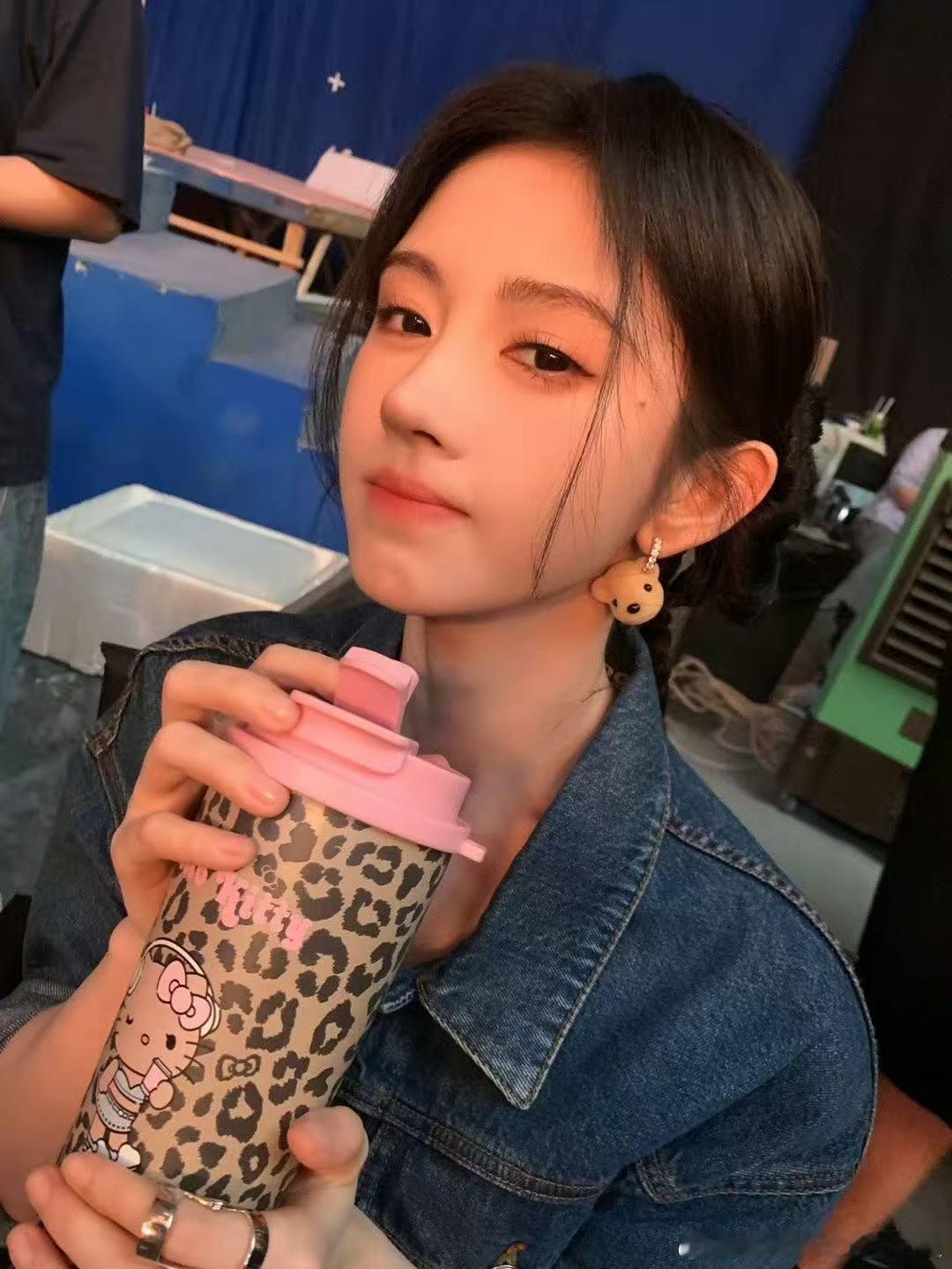 鞠婧祎说咪来看看​​​被鞠婧祎这只咪萌翻简直是轻而易举！！！好可爱～​​​