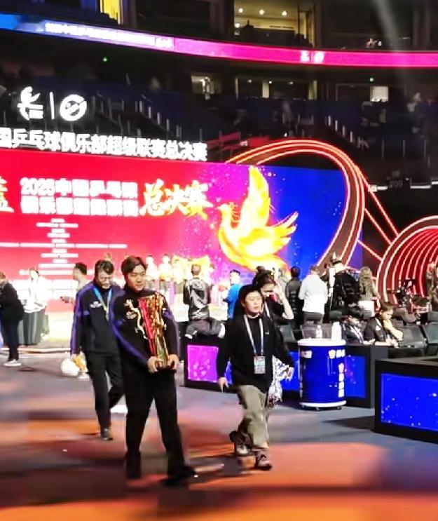 笑不活了，终究是草莓熊扛下了所有。乒超总决赛，山东魏桥获得男团冠军，那