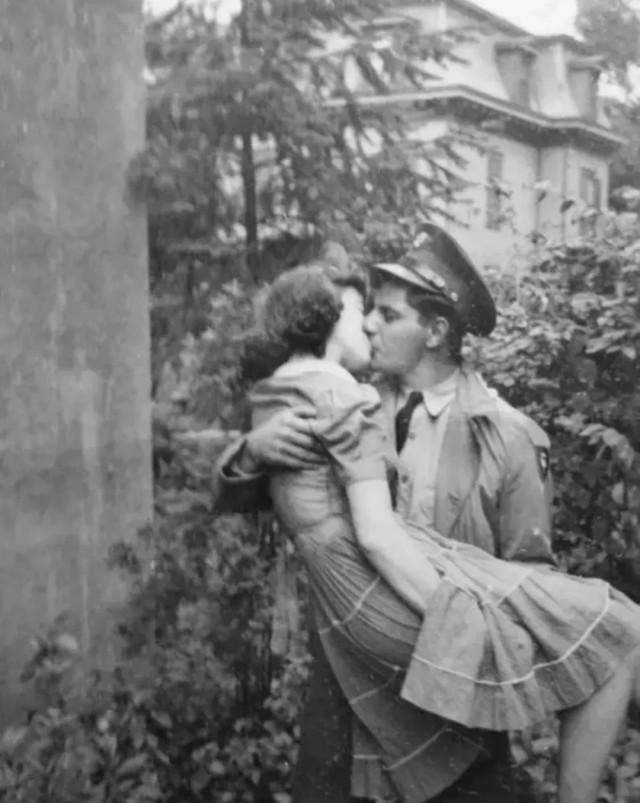 1945年，一位离家三年的英国士兵回到了位于巴黎的家中。当妻子看到久别的丈夫突然