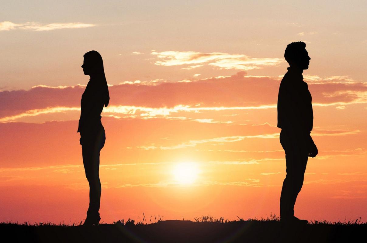 离婚了我们邻居夫妻过了50岁，突然离婚了，妻子搬走的那一天，大家都想劝劝，都这