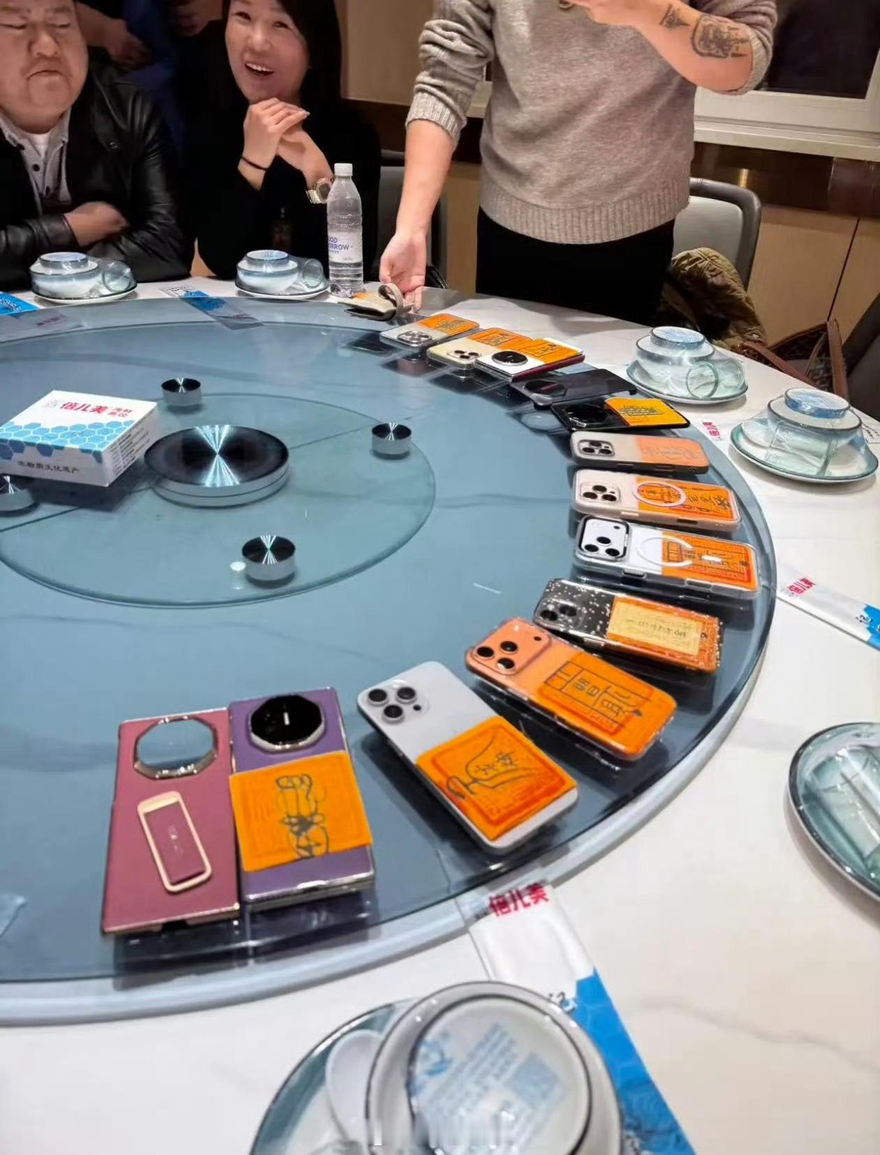 老板饭局的手机一览，大家发现什么特点没！[并不简单]​​​