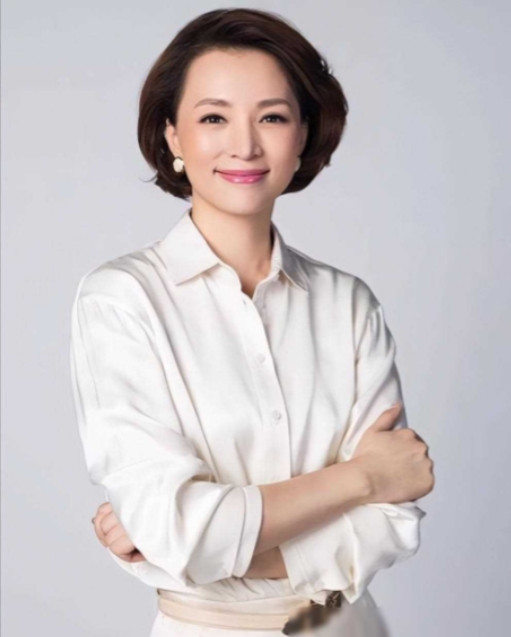 离异带俩娃！2013年，40岁的董卿执意嫁给35岁的百亿富豪密春雷，董母劝阻她：