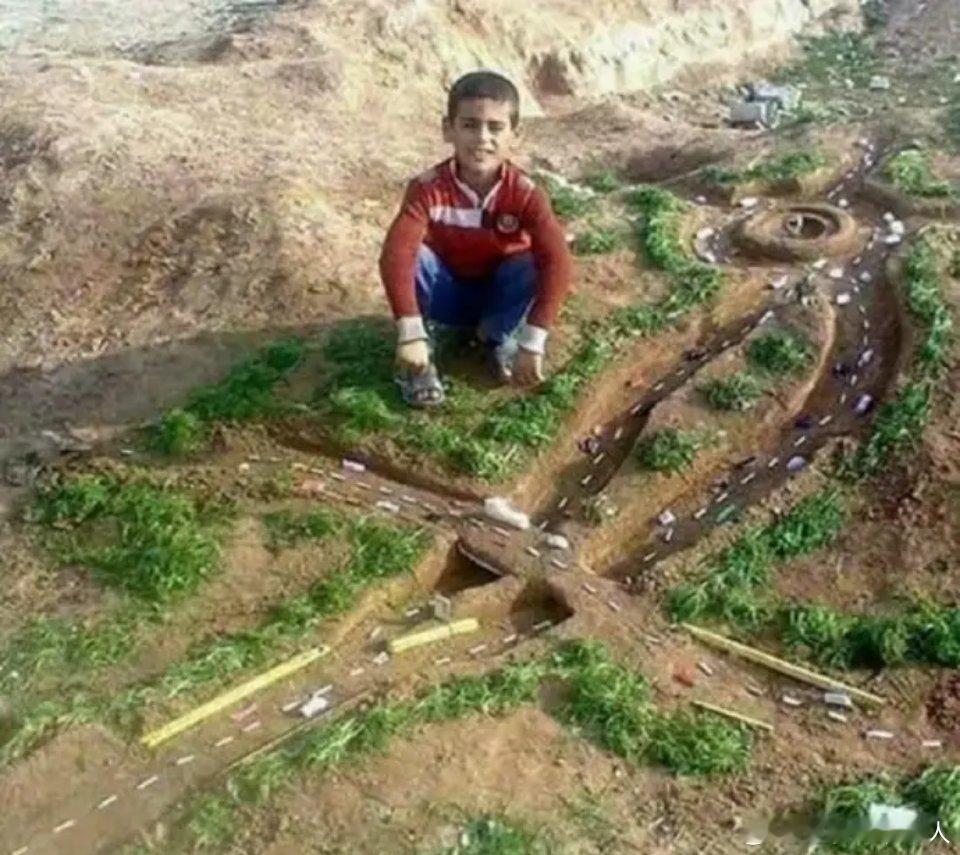 一眼就能看出是设计天才的手笔，这样的路，压根不会有拥堵的烦恼。