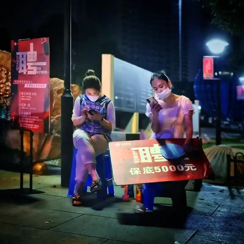 你信不信，工资5000块钱左右一年6万块钱。​自己辛苦点做点兼职，一个月