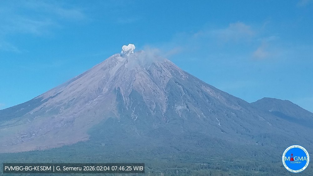 印尼塞梅鲁火山三小时连喷7次 火山灰柱高达800米震撼全网