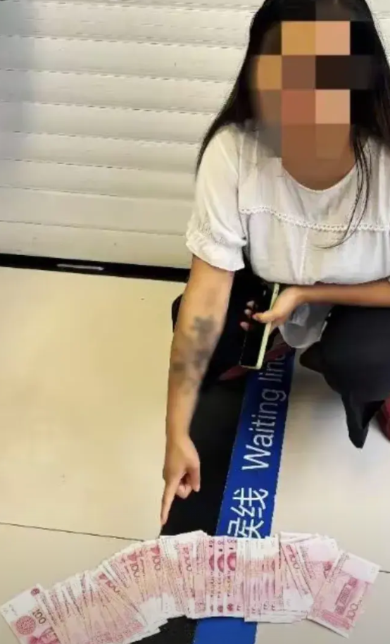四川广元一女子，陪同母亲住院，趁同病房马婆婆不备，拿走她藏匿在床下的挎包，将挎包