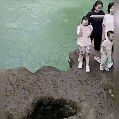 君子不立于危墙之下，更何况孩子，妈妈反应还算快，看着都害怕😱