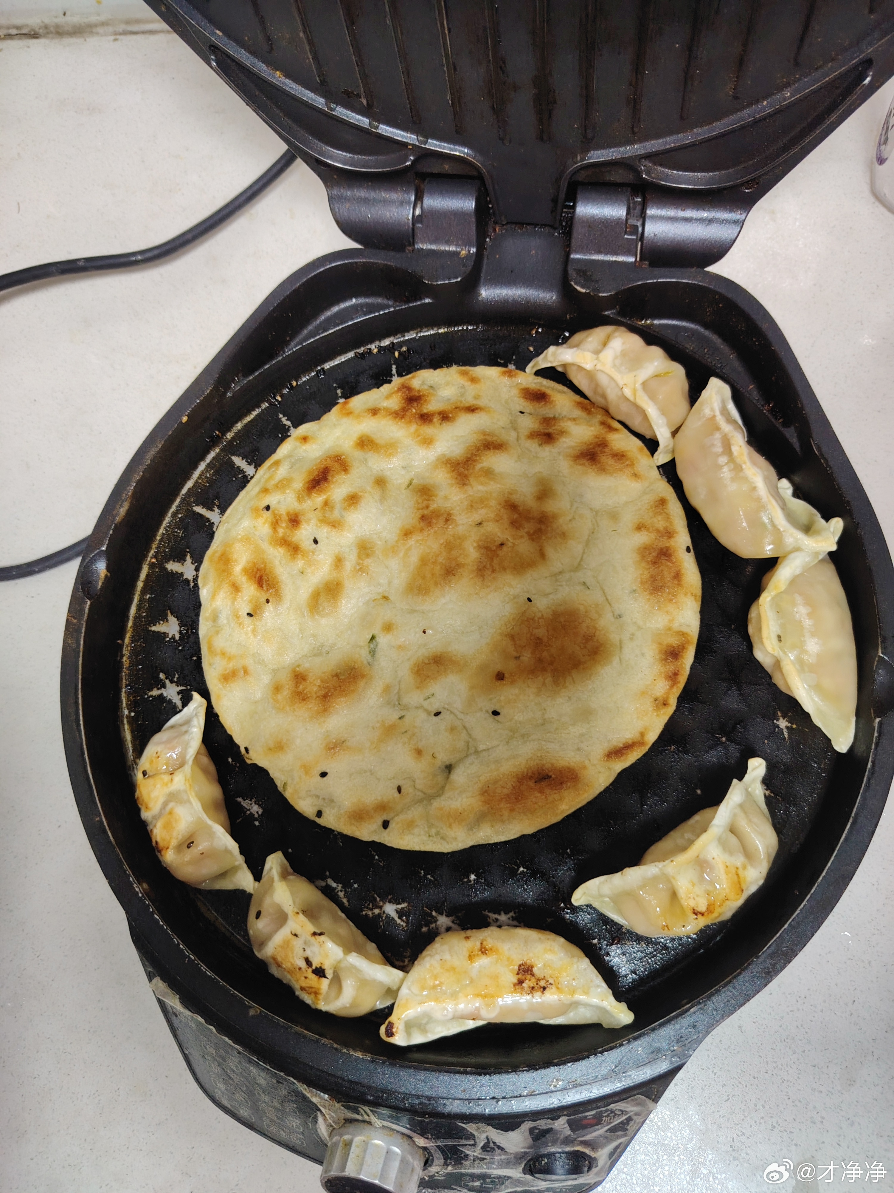 简简单单一顿饭。队友回老家了，他的姑姑去世了。感觉过了三十五，貌似不停在面对亲人